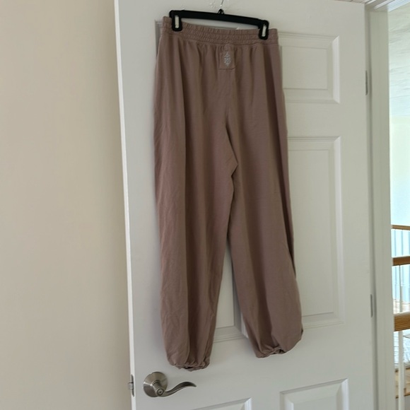 FP Movement by Free People Pants - Free People Movement Hot Shot Crossover Pants - M - Pumice Brand New w/ Rip Tag